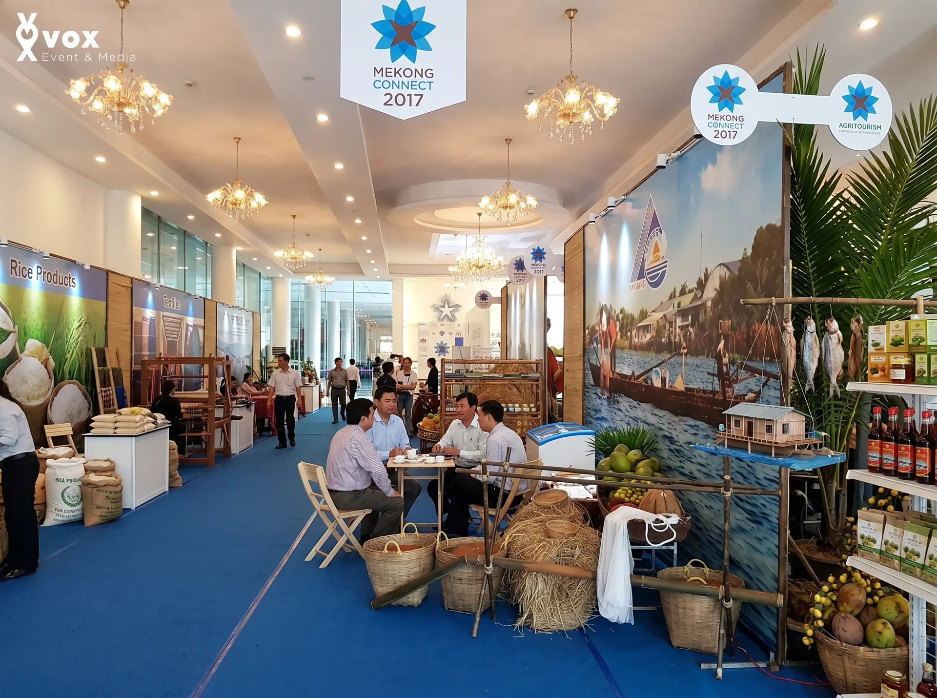 Gian hàng BSA Mekong Connect 2017 với khu trưng bày sản phẩm vùng miền, khách tham quan và luồng tư vấn trực tiếp tại booth