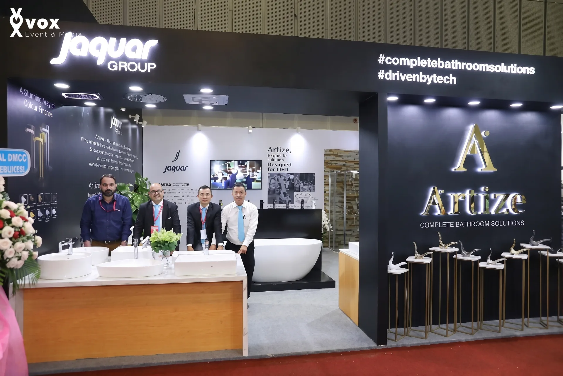 Gian hàng Jaquar Vietbuild Expo với cụm trưng bày vật liệu và không gian tư vấn lùi sâu trong booth