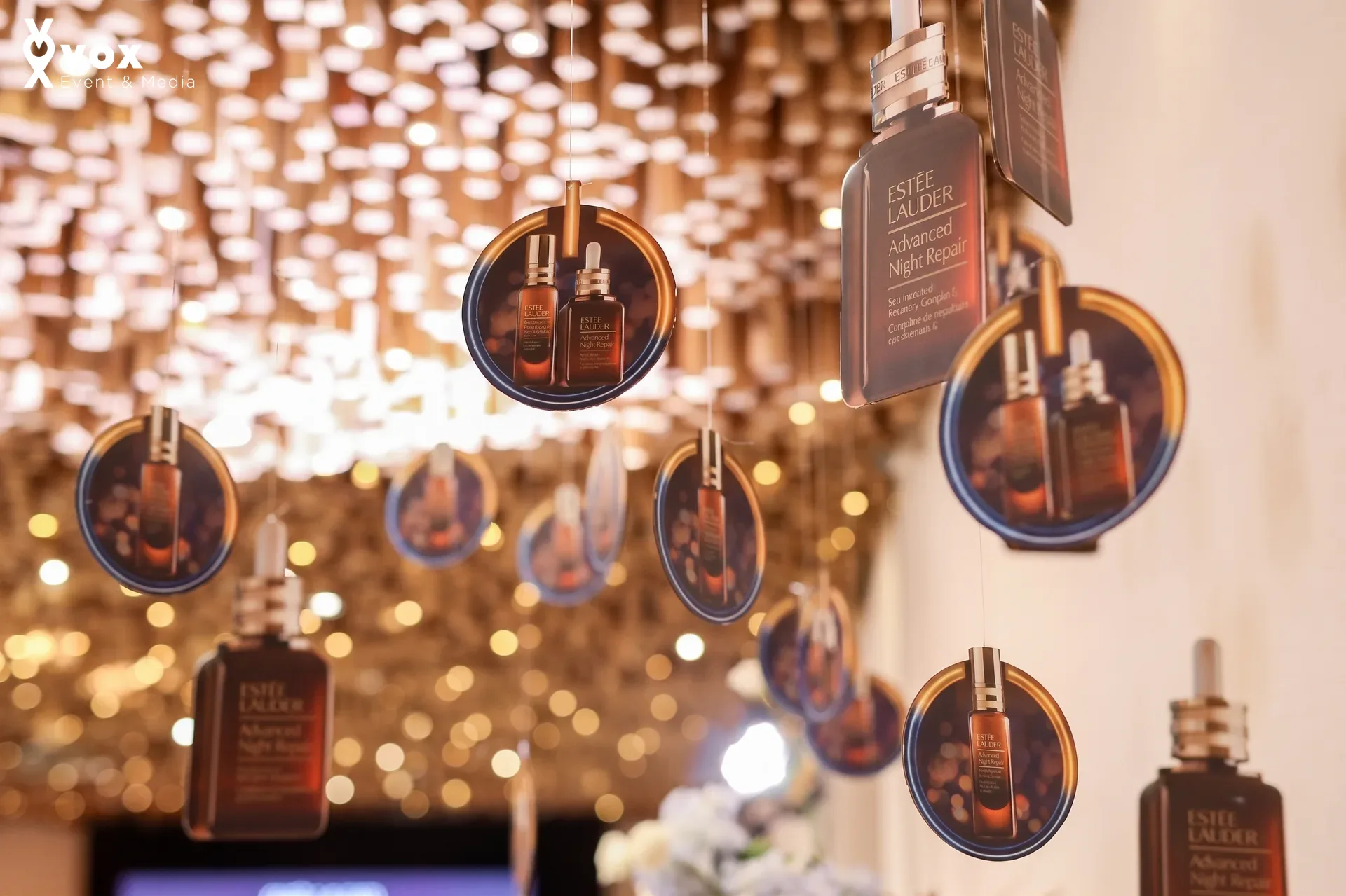 Estee Lauder Launching Event — acrylic display, tag treo và vật phẩm sự kiện cao cấp