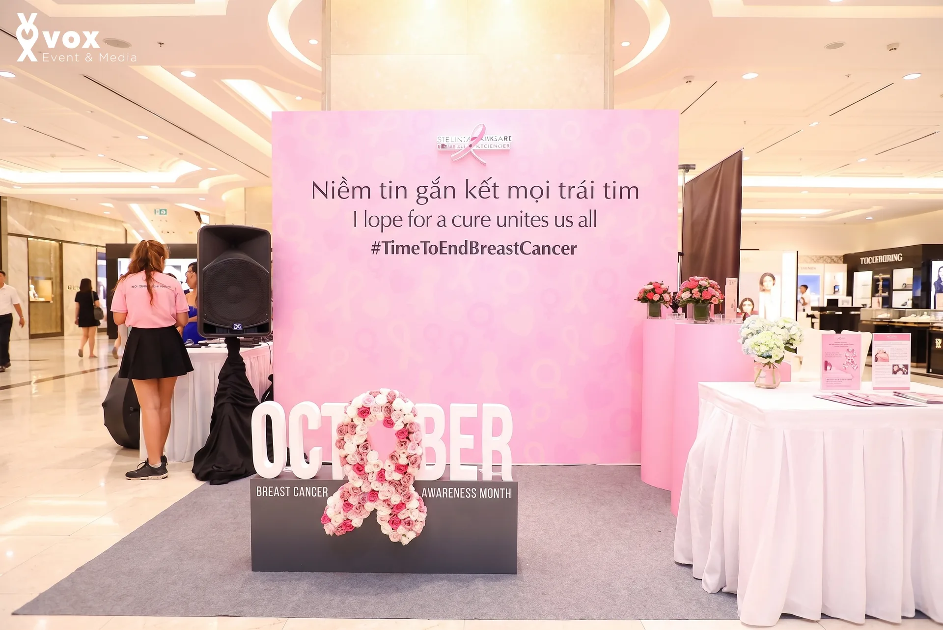 Estée Lauder – campaign backdrop và cosmetic display