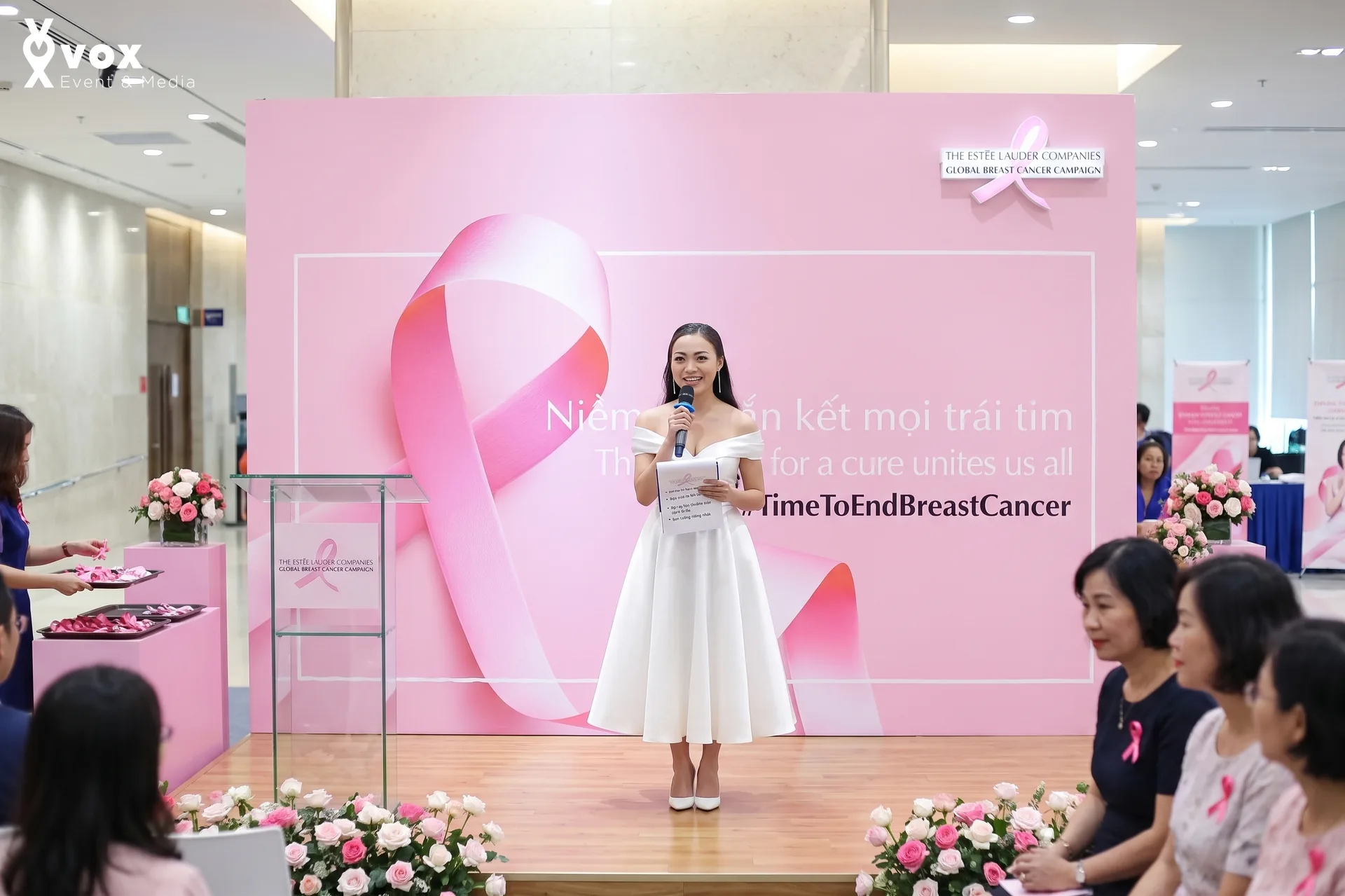 Estee Lauder Pink Month Activation booth tại Takashimaya do VOX triển khai với backdrop hồng, khu POSM và không gian tương tác thương hiệu