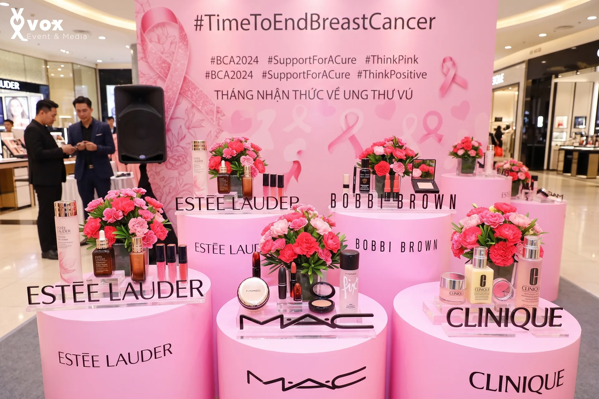 Estée Lauder Pink Month – cosmetic display, podium và sampling table tại Takashimaya