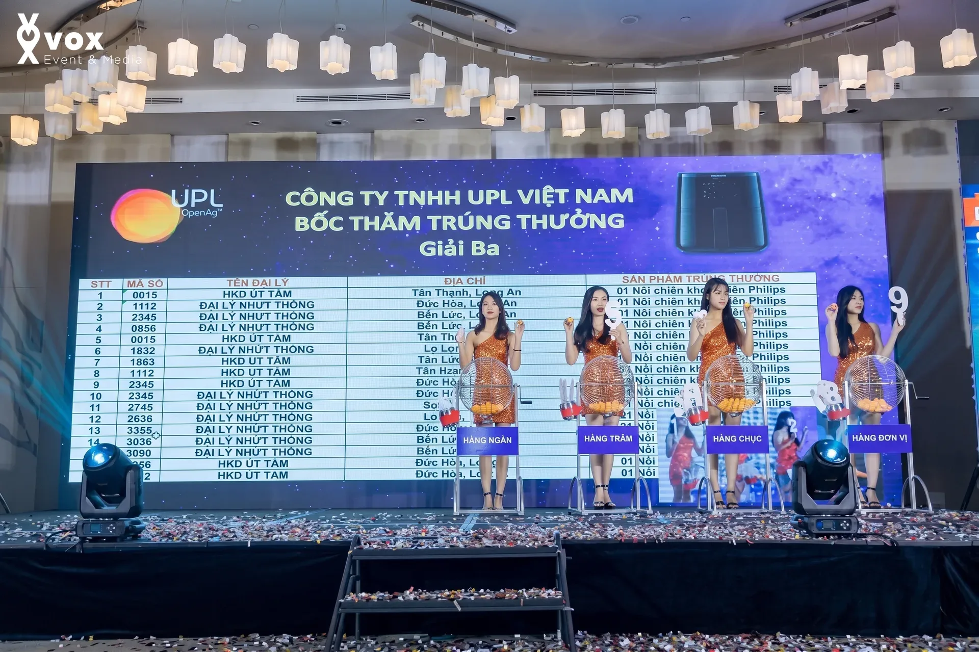 Không gian sự kiện doanh nghiệp UPL với sân khấu và điểm chạm thương hiệu